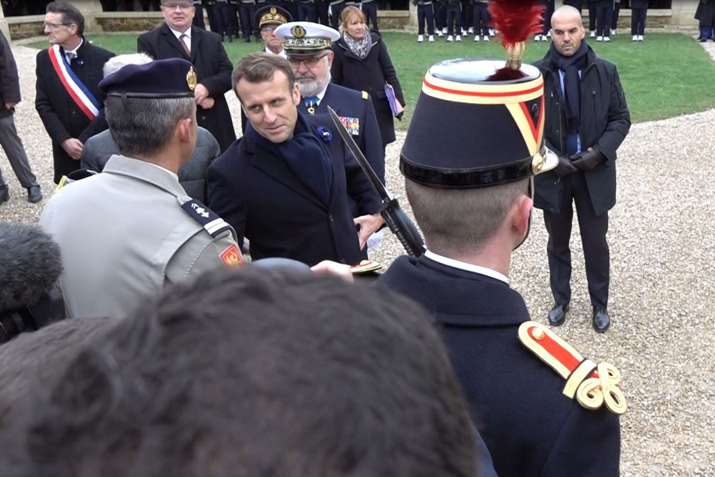 Emmanuel Macron a salué les quatre armes présentes sur l'esplanade...