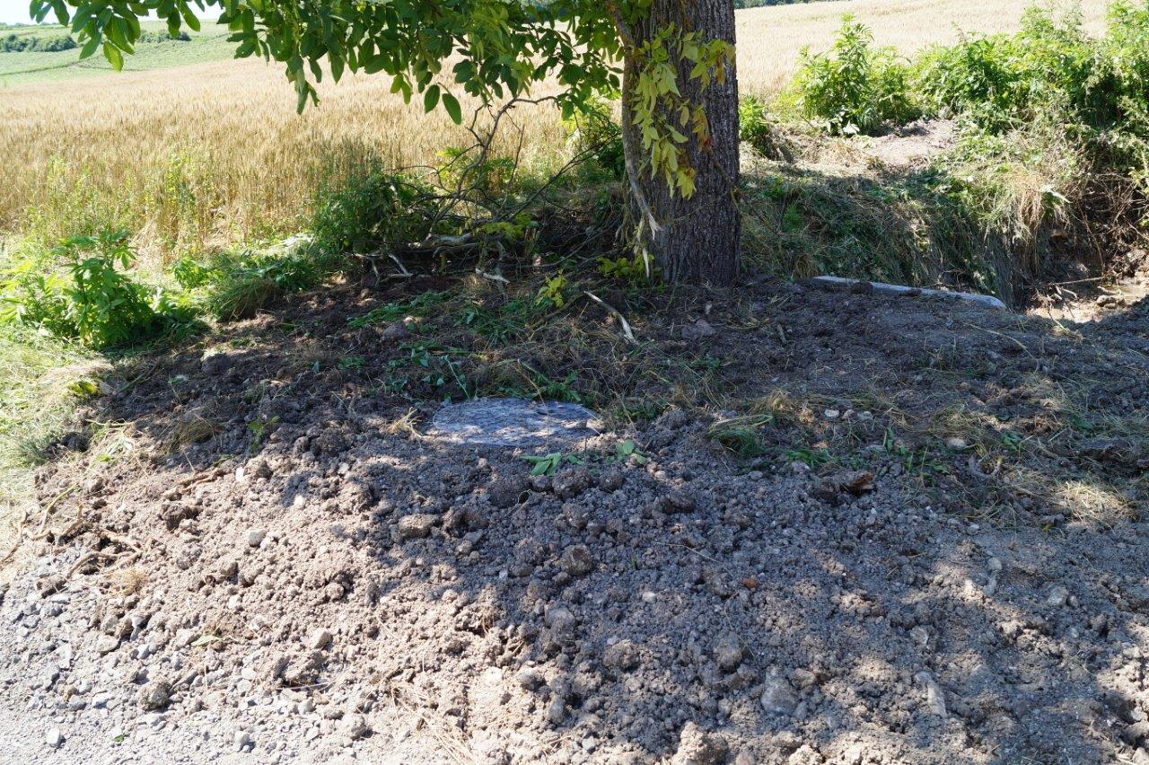 Le couvercle en fonte du fond plat de regard de visite a été scellé. Au cas où...