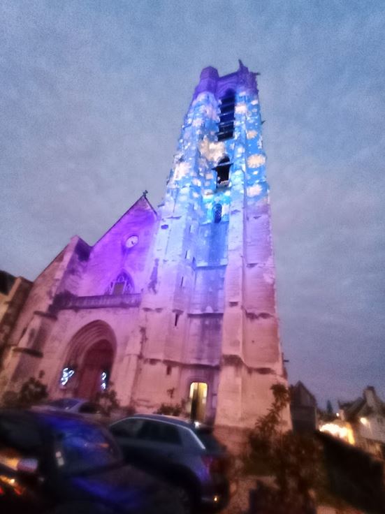 La mise en lumière de la tour de l'église Saint-Crépin.
