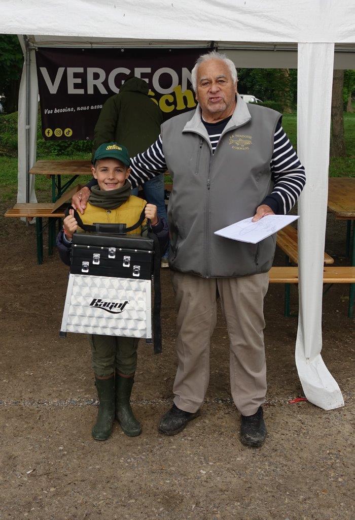 Avec 17 truites pêchées, Justin Low, 9 ans, est le meilleur jeune du concours de pêche 2023.