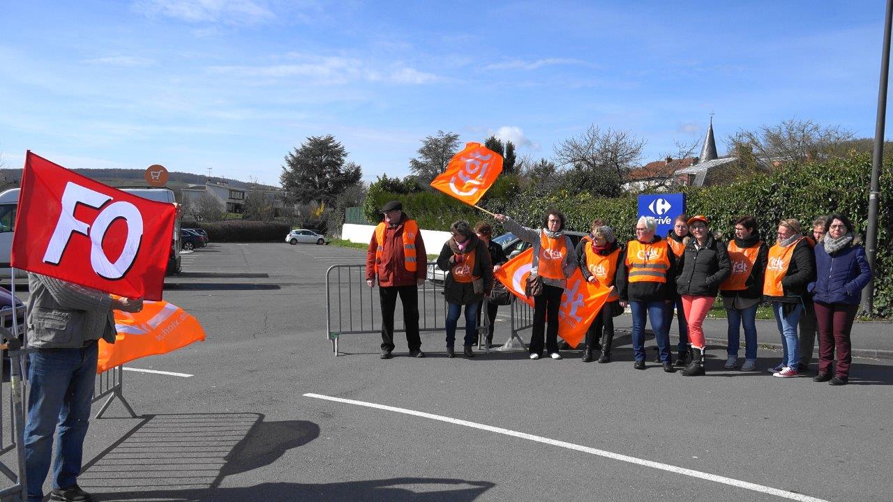 Les salariés grévistes filtrent les trois entrées du parking du magasin.