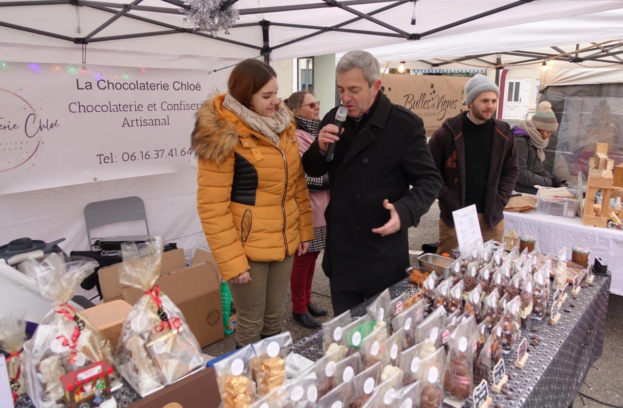 "Comment appelle-t-on les habitants de Trélou-sur-Marne ?" s'interroge l'animateur. Les Tréloupiens et Tréloupiennes ! Dans la place, la Chocolaterie Chloé.