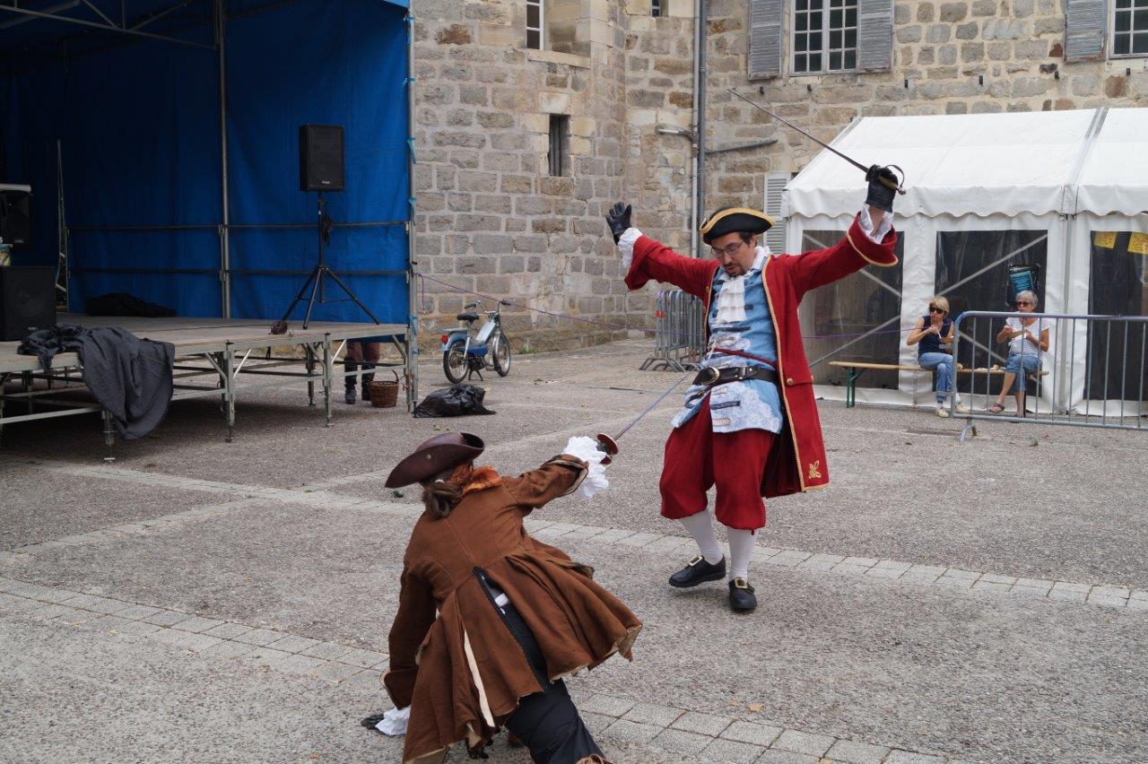 Venue de Metz, la troupe Quinte Septime fait partager au public sa passion pour l'Histoire, le théâtre et l'escrime ancienne...