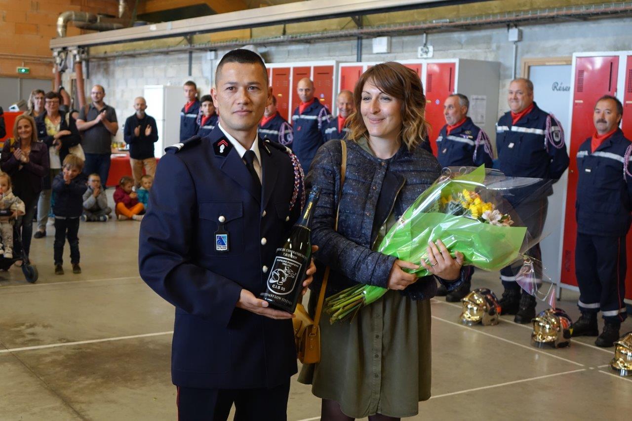 Le lieutenant et son épouse ont reçu respectivement une bouteille de breuvage local personnalisé et un bouquet de fleurs de l'amicale des sapeurs-pompiers de Trélou-sur-Marne.