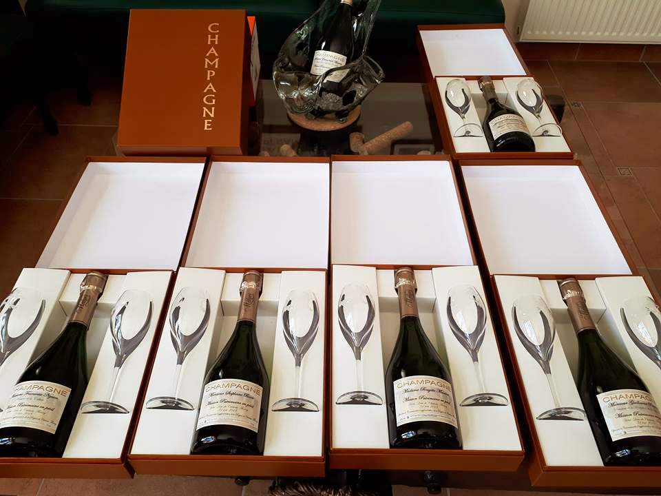 L'Hôtel-Dieu de Château-Thierry est gravé sur chaque flûte de champagne.