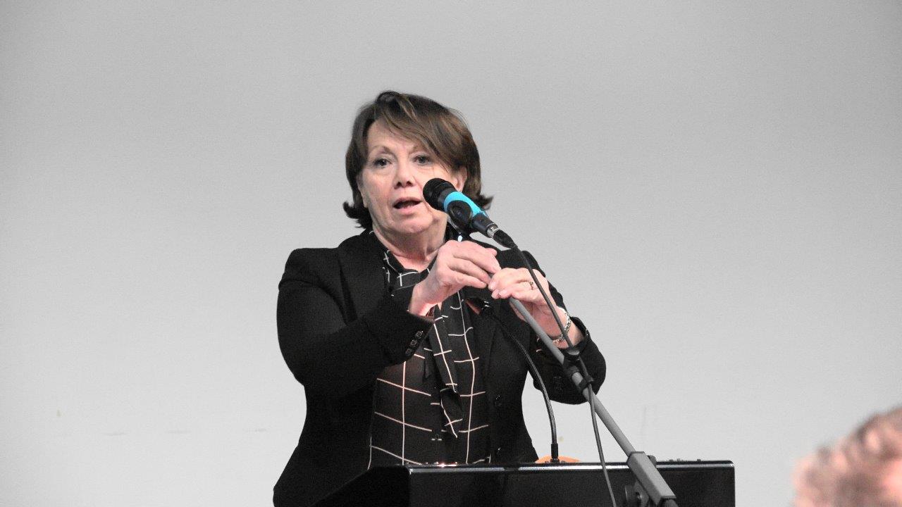Michèle Fuselier, maire de Brasles, accueille les élus dans la salle culturelle.
