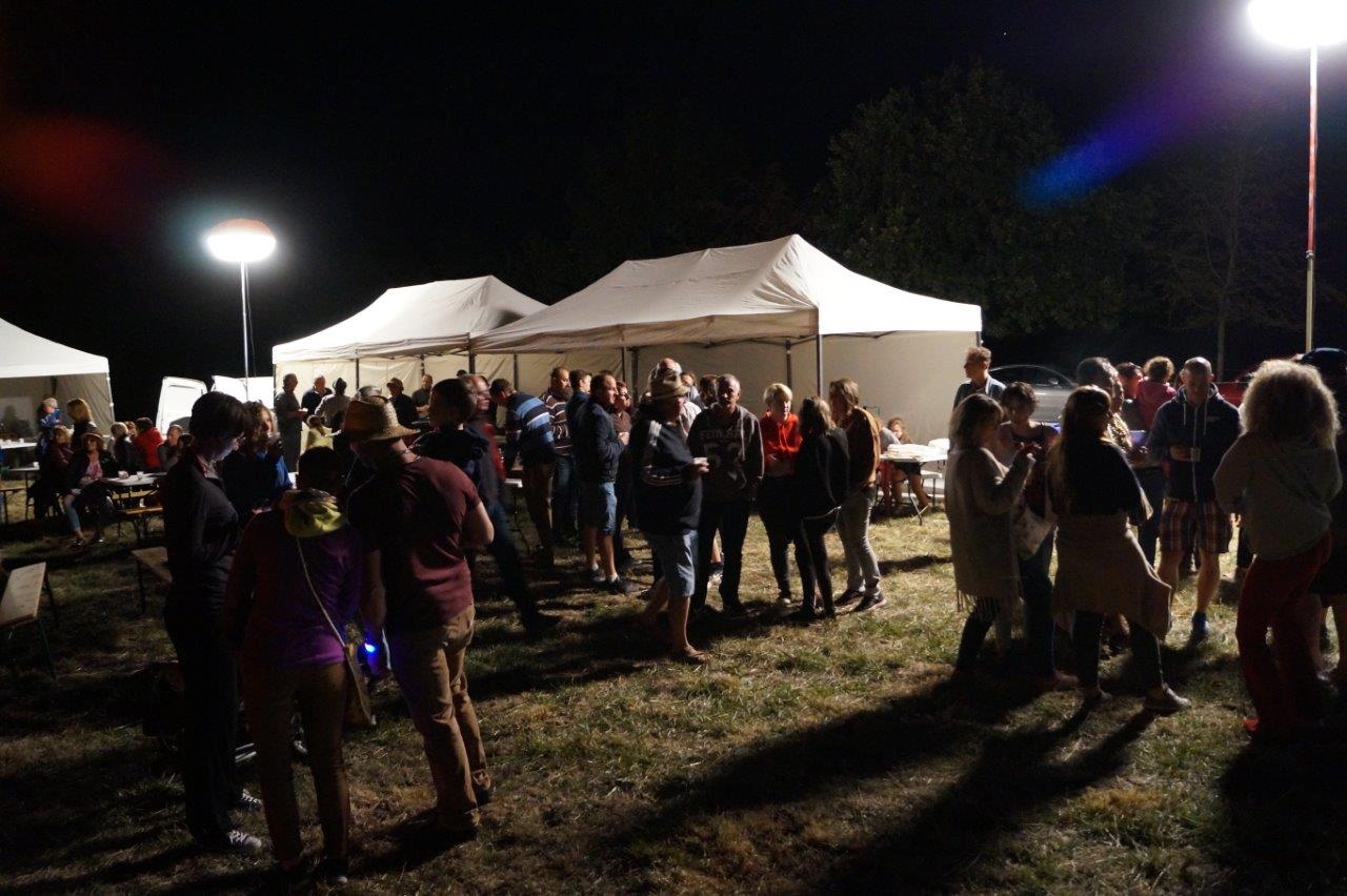 Près de 150 personnes font la fête sur une pâture située à la sortie du village de Verdilly.