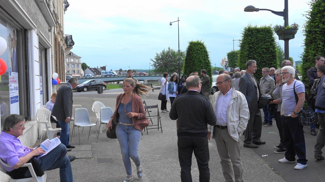 Au centre : Rosalie Becquet, collaboratrice parlementaire du député Jacques Krabal, est au four et au moulin !