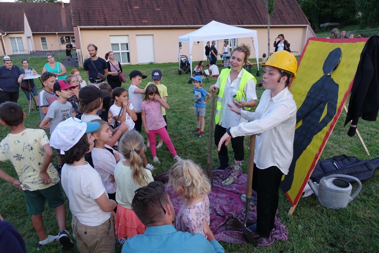 La Compa'Ni Oui Ni Non assure le spectacle auprès du jeune public.