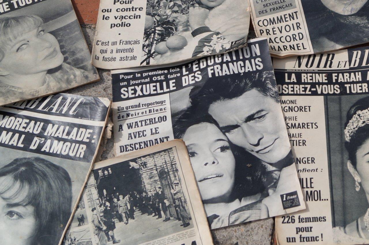 La revue Noir et Blanc apparaît en kiosque en 1945. Elle traite de sujets d'actualité et plus particulièrement de la vie des stars de l'époque.