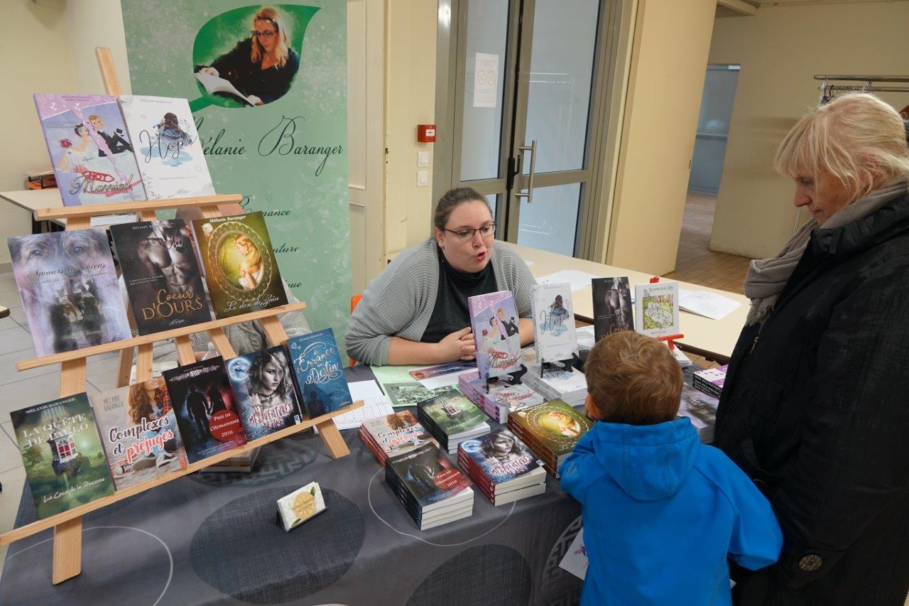 L'écrivaine Mélanie Baranger a accueilli les visiteurs, petits et grands, à l'entrée de la salle des fêtes.