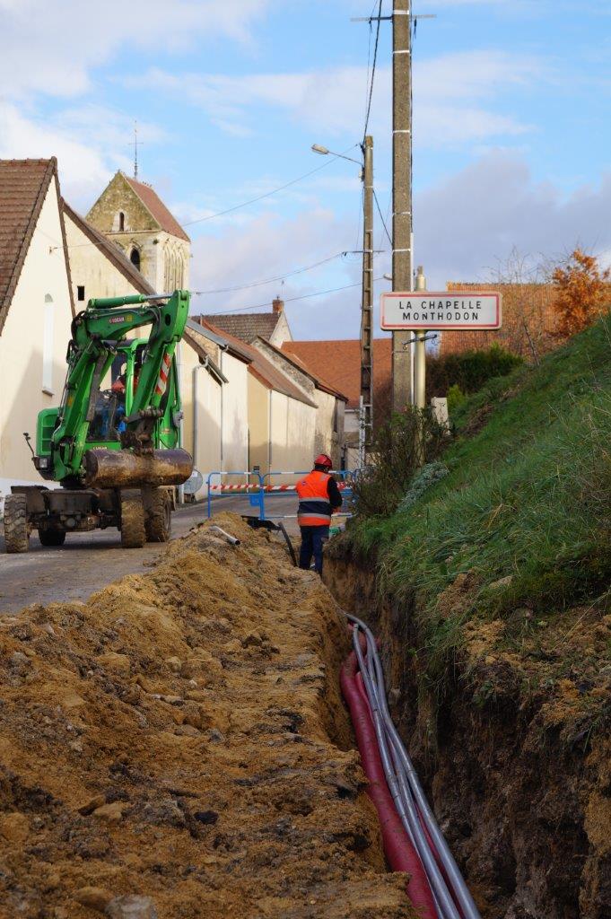 Réseaux électriques, téléphoniques et éclairage public sont enfouis dans une tranchée profonde de 0,90m.