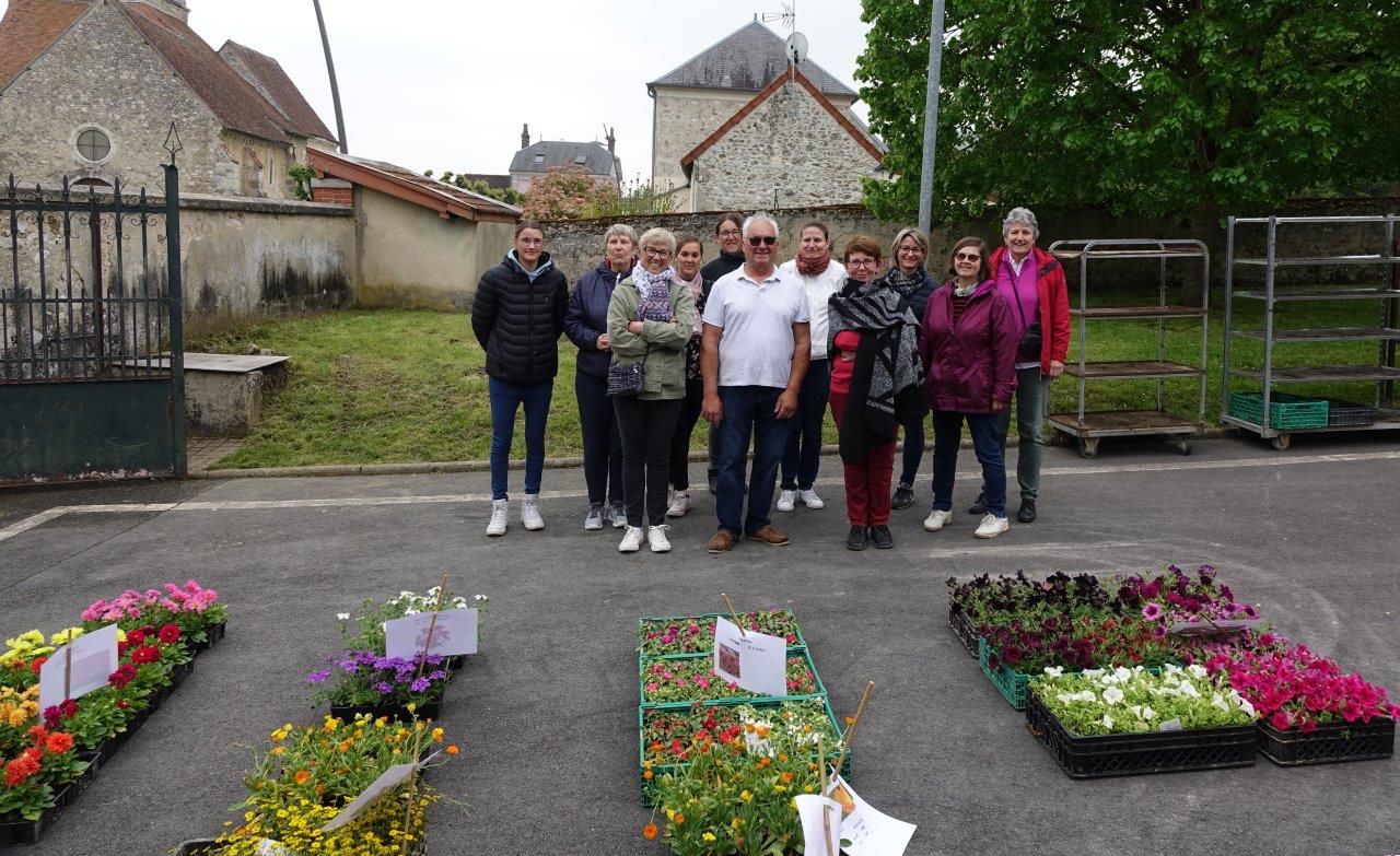 Au premier de gauche à droite : Dominique Barriyuso, présidente de Familles Rurales Le Breuil, Didier Dépit, maire de la commune et Graziella Nobecourt, présidente du Comité des fêtes de Le Breuil, avec les bénévoles des deux associations.