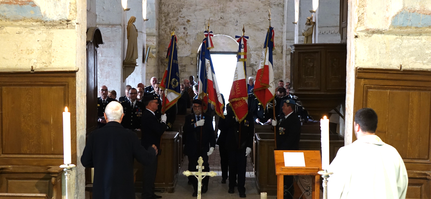L'APAC (association nationale des porte-drapeaux, anciens combatttants & vétérans de France) fait son entrée en l'église Saint-Barthélemy..