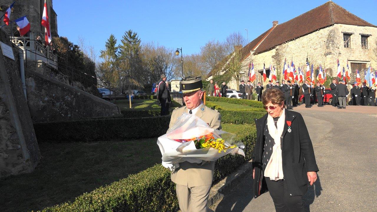 Le lieutenant-colonel Siconolfi et Ginette Planson déposent une gerbe de fleurs.