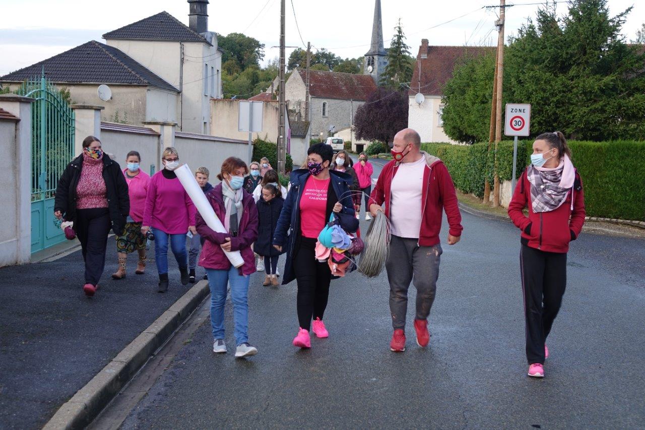 Emmené par Gaëlle Vaudé (au centre, chaussée de baskets roses), le groupe composé d'une grande partie du conseil municipal et des habitants mobilisés se dirige vers le lieu d'accrochage...