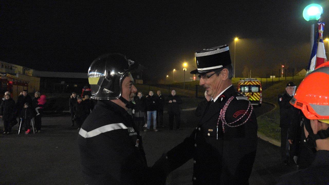 Le Commandant Dominique Potard remet la Médaille d'Or pour 30 ans de service au sapeur-pompier José Ponche.