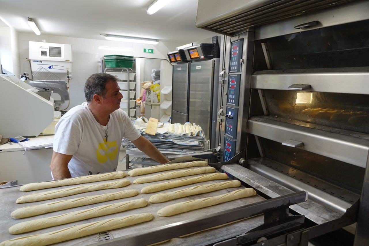 Le temps de cuisson est désormais de treize minutes. Les boulangers ont gagné cinq minutes de cuisson grâce à la préparation de la pâte.