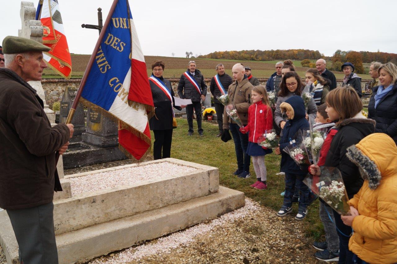 Les enfants s'apprêtent à fleurir la sépulture du sous-lieutenant Lucien Leclercq...