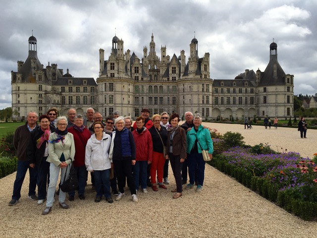 Les participants posent devant le château de Chambord.