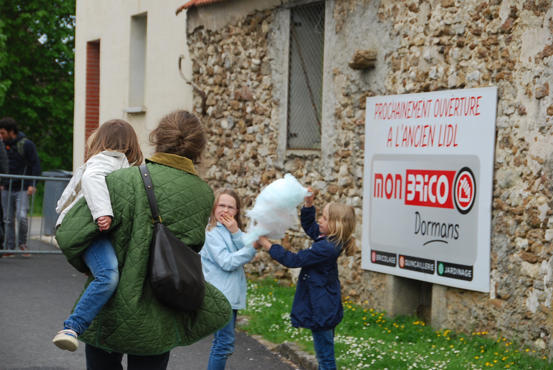 On repart toujours de Saint-Eugène avec quelque chose dans les mains.