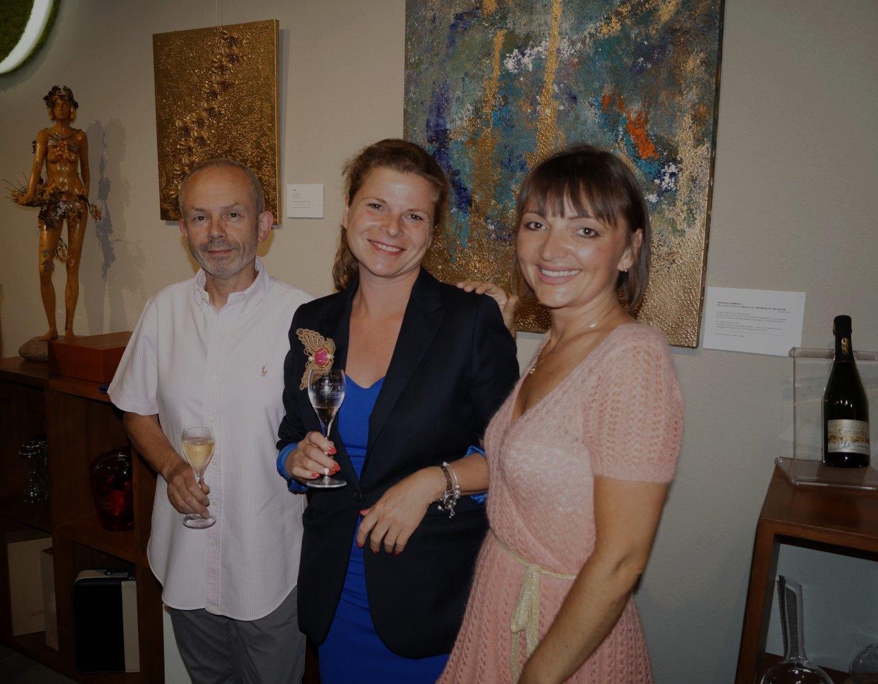 De gauche à droite : Franck Météyer, Caroline Brun et Anna Météyer vous convient à une dégustation visuelle jusqu'au 26 juillet.