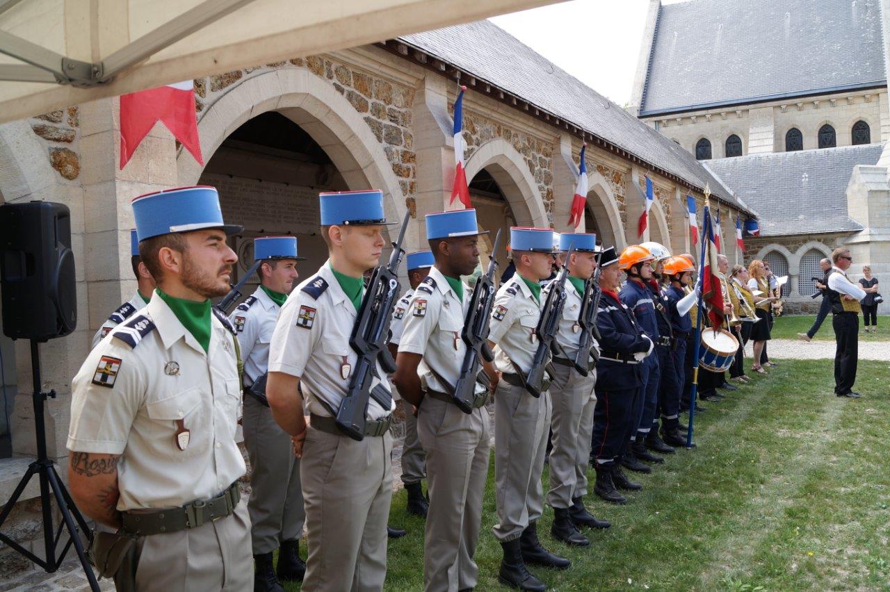 Au premier plan : le piquet d'honneur du 5ème Régiment de Dragons de Mailly-le-Camp dans l'Aube.