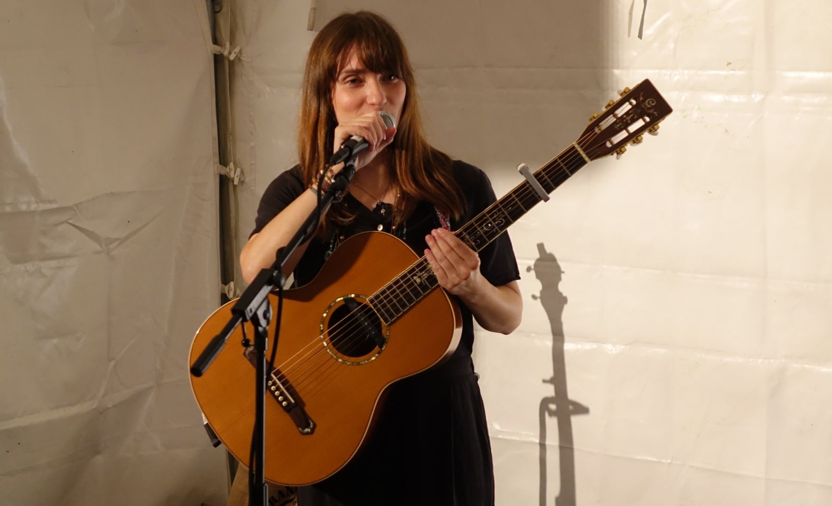 Amélie McCandless est une artiste « libre et authentique dont la musique folk est une invitation à voyager sur des terres lointaines ».