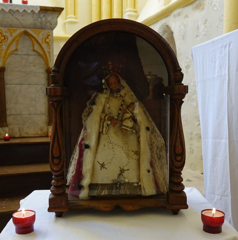 Une vierge en cire ramenée d'Espagne.