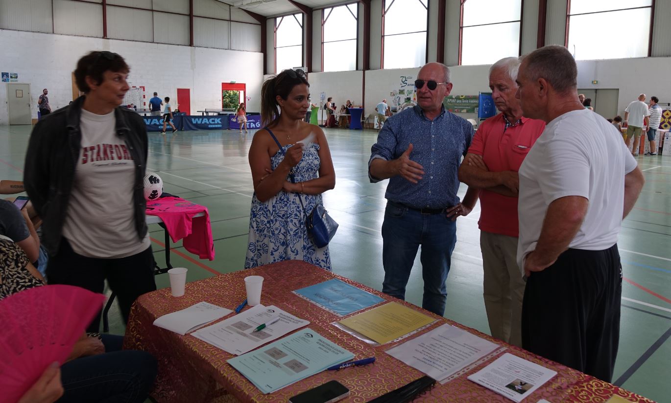 Fariel Simon, Étienne Haÿ et Claude Jacquin, vice-président en charge de la collecte, valorisation et réduction des déchets de la CARCT au stand de l'association L'Oeil du Tigre...
