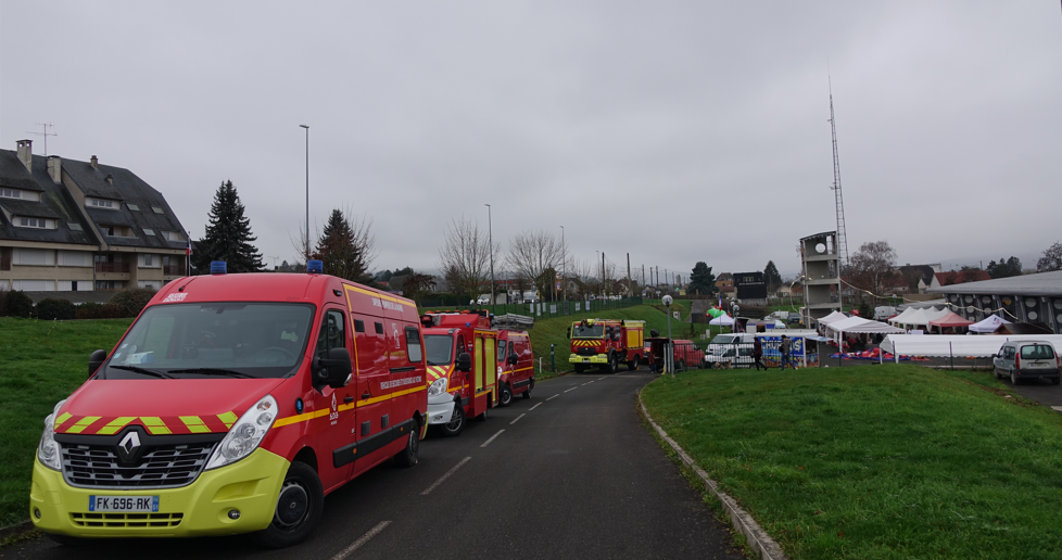 Les véhicules de secours laissent place aux exposants.