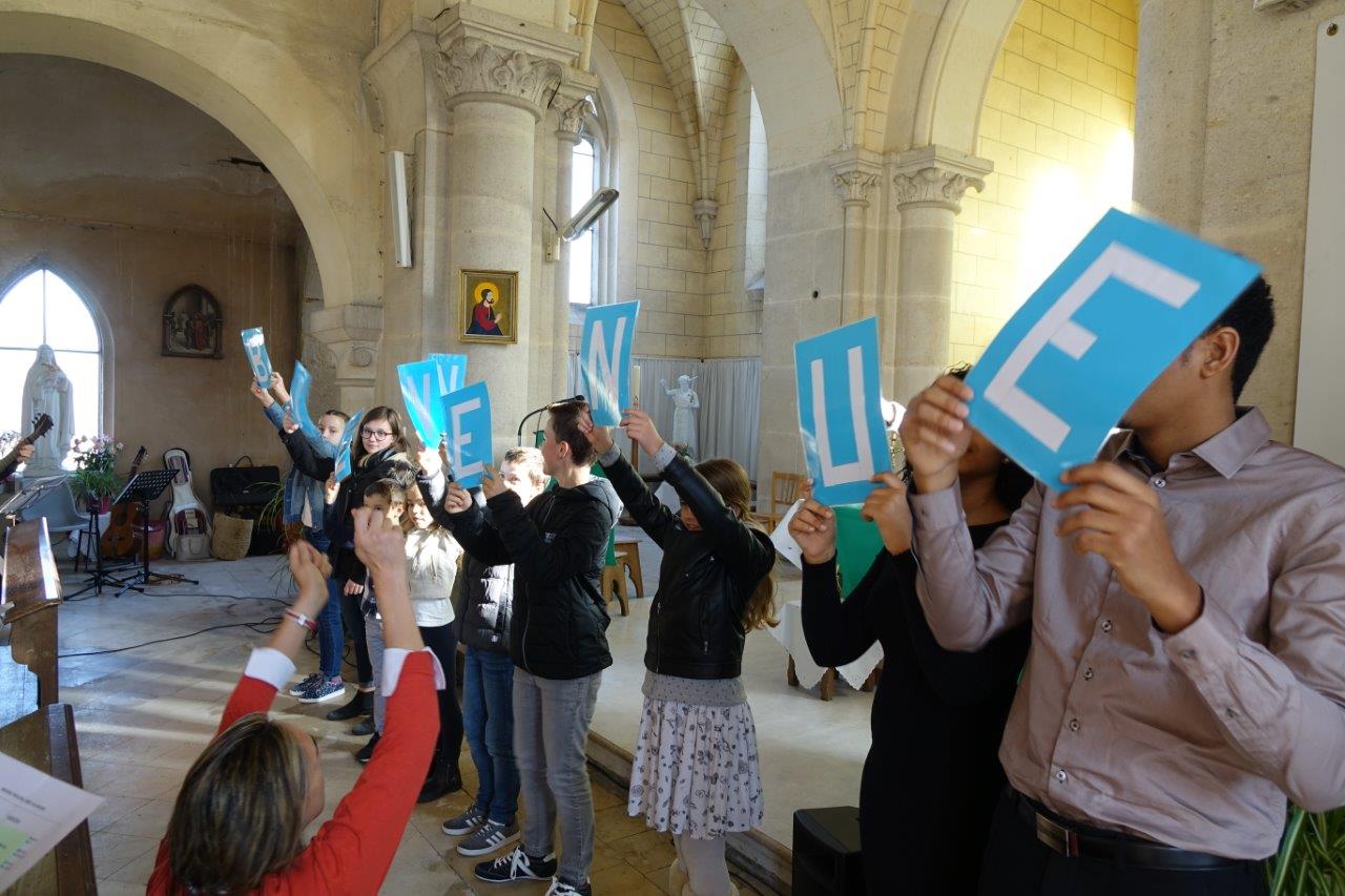 Les enfants de la paroisse ont souhaité la bienvenue au nouveau curé.