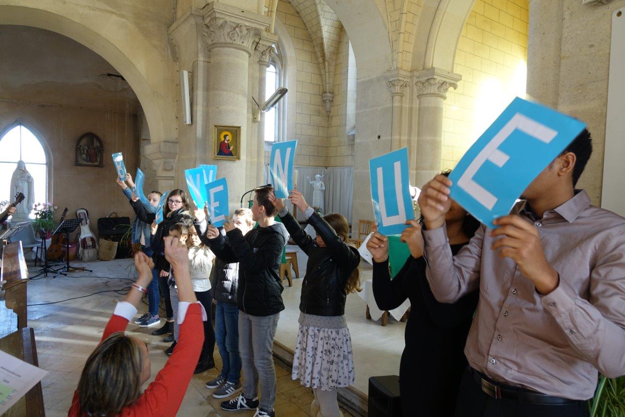 Les enfants de la paroisse ont souhaité la bienvenue au nouveau curé.