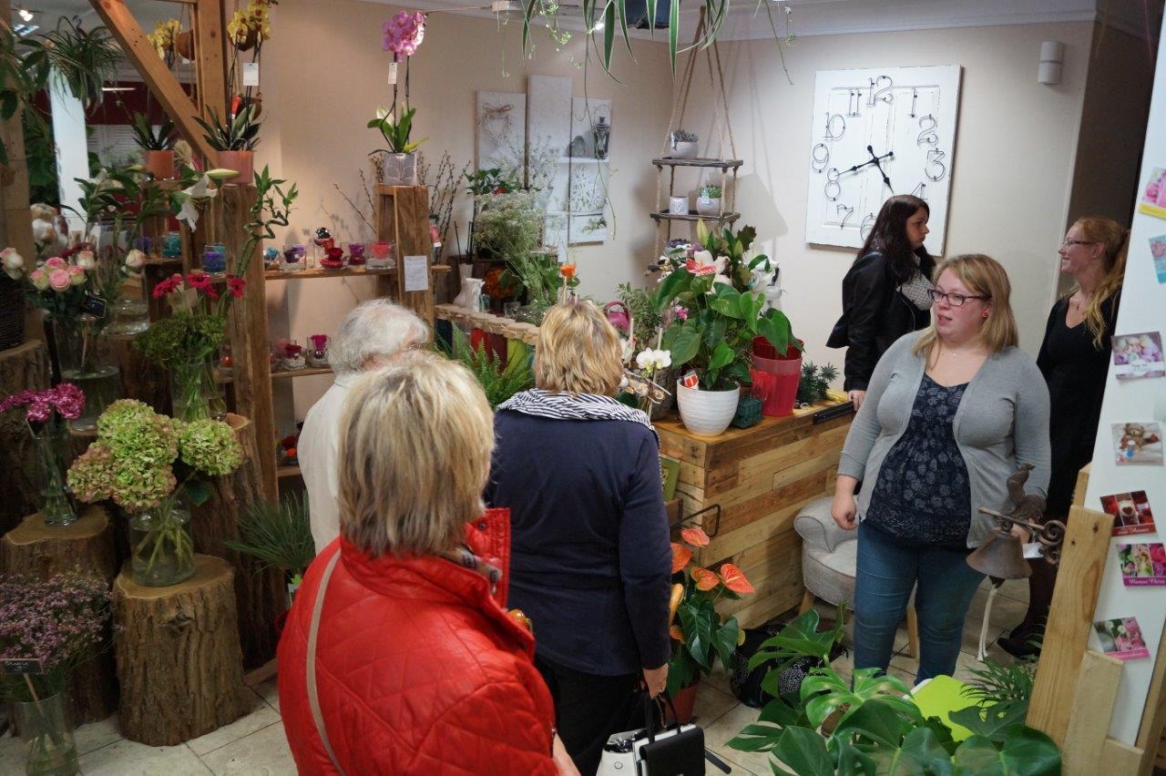 A droite, la jeune fleuriste Sandra Soigneux.