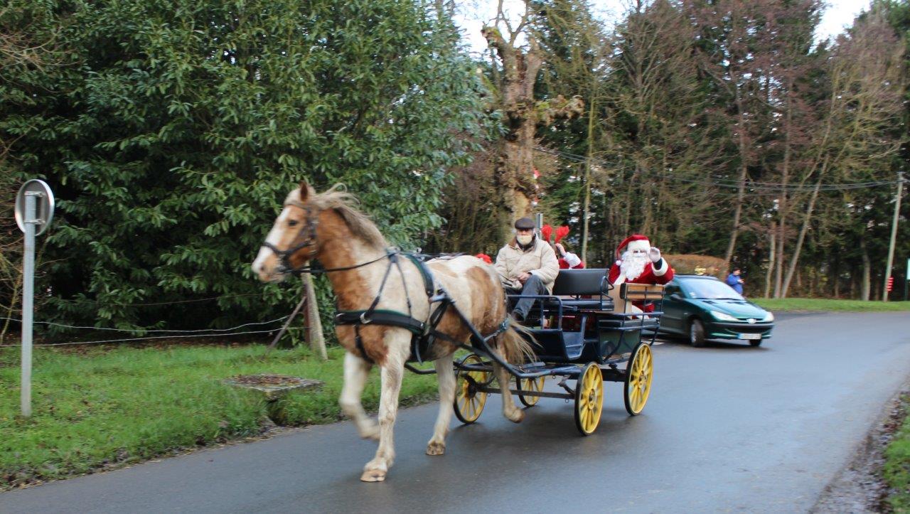 Passionné d'attelage, l'ancien maire de Montlevon, Edgard Vervaet, est venu convoyer le Père Nël en calèche dans les rues du bourg.