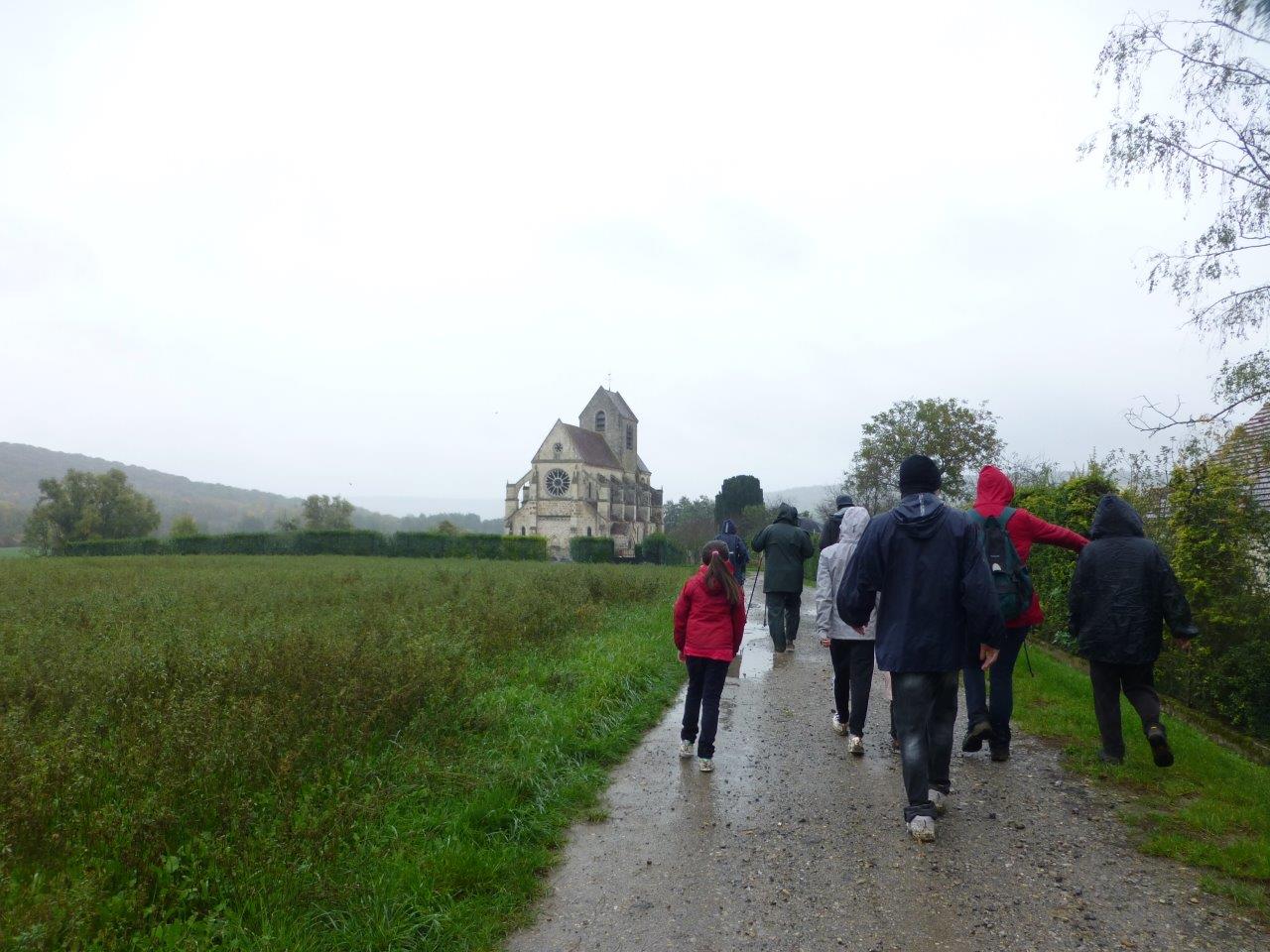 Église de Mézy-Moulins : L'étude architecturale semble indiquer un début de construction vers 1215 et un achèvement vers 1230...