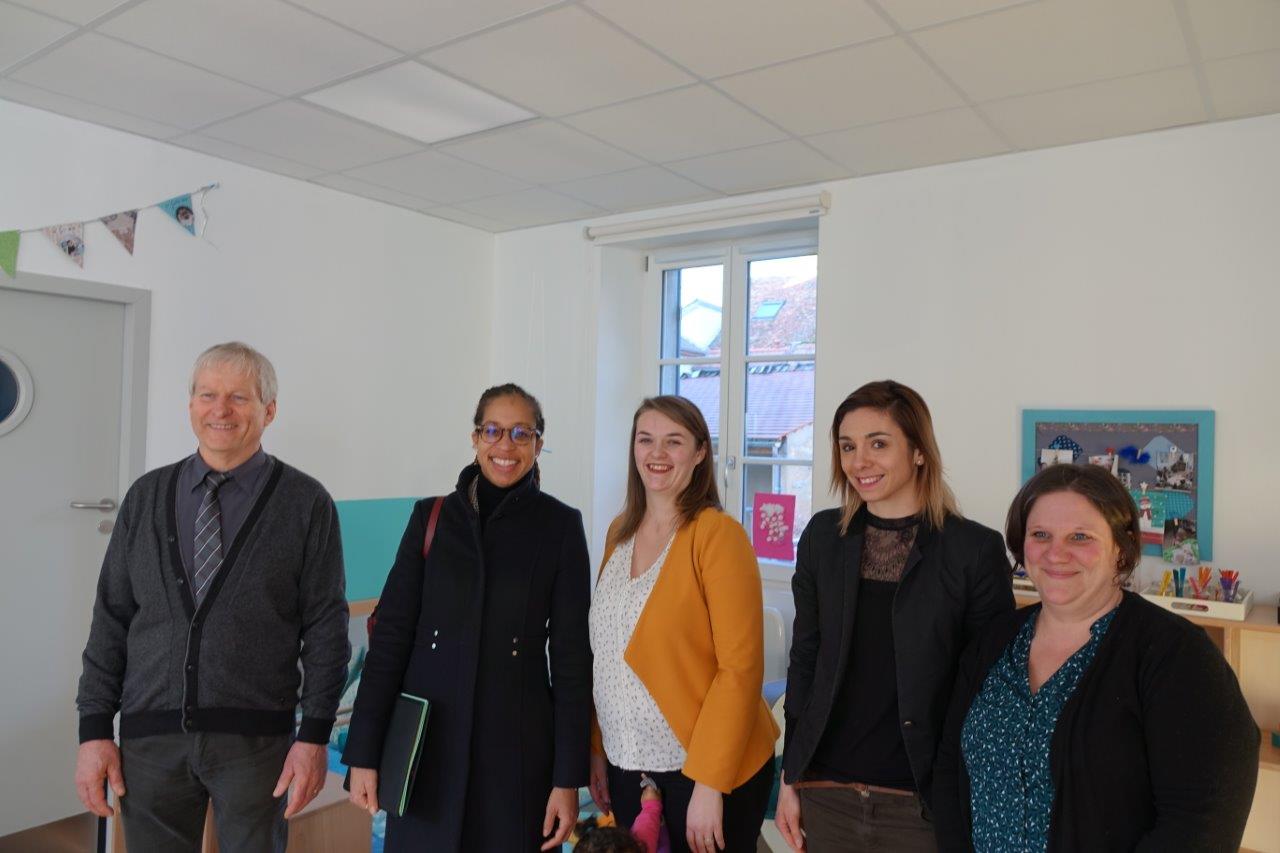 De gauche à droite : Eric Assier, Natalie William, Emilie Boufatis, directrice des micro-crèches "Graines et Compagnie" et le personnel de la structure de Condé-en-Brie.