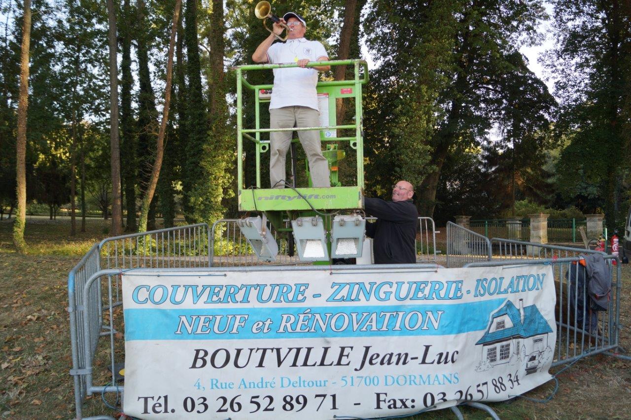 Christian Grandpierre, adhérent de l'ABD, s'apprête à rejoindre la cîme des arbres pour sonner la fin du concours de pétanque...