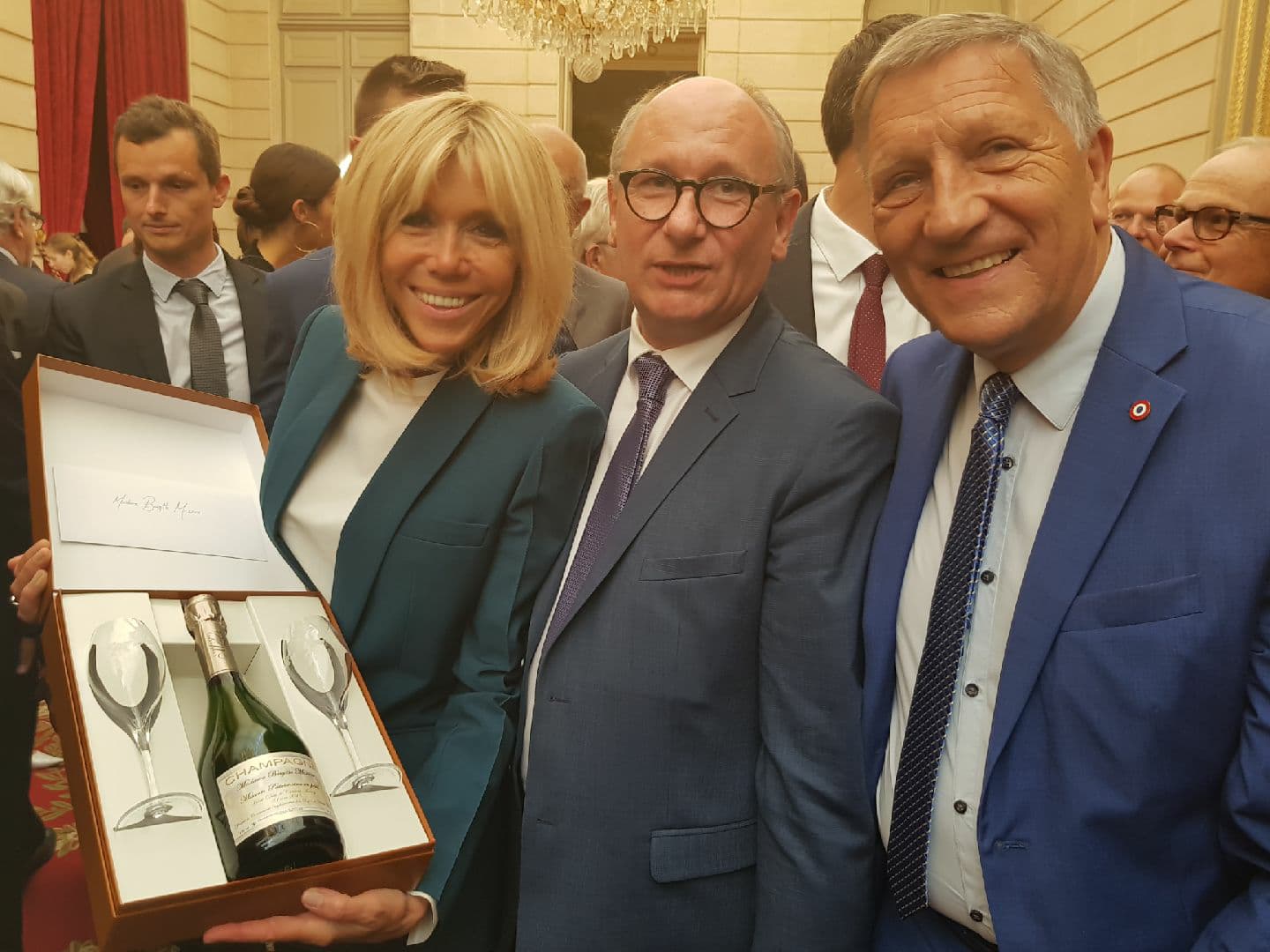 Le même coffret personnalisé est également remis à la Première dame de France,