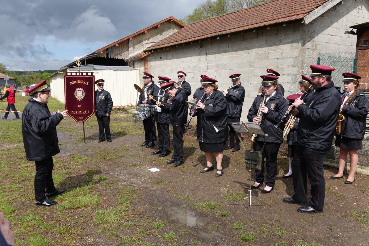 L'Union musicale de Montmirail assure le lancement en fanfare.