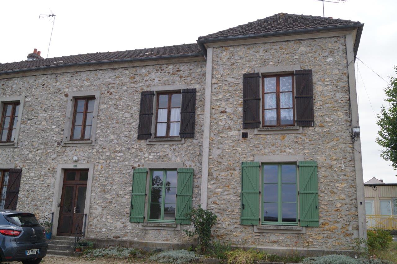 Située au rez-de-chaussée du bâtiment communal, la Maison de services au public arbore des volets d'un beau vert.