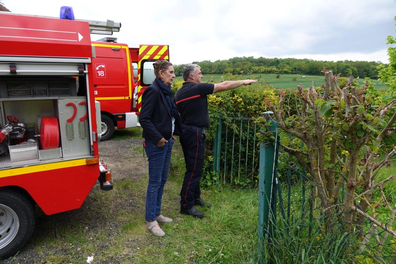 Le Lieutenant Pascal Le Cornec présente le terrain de la nouvelle caserne à Anne Maricot.