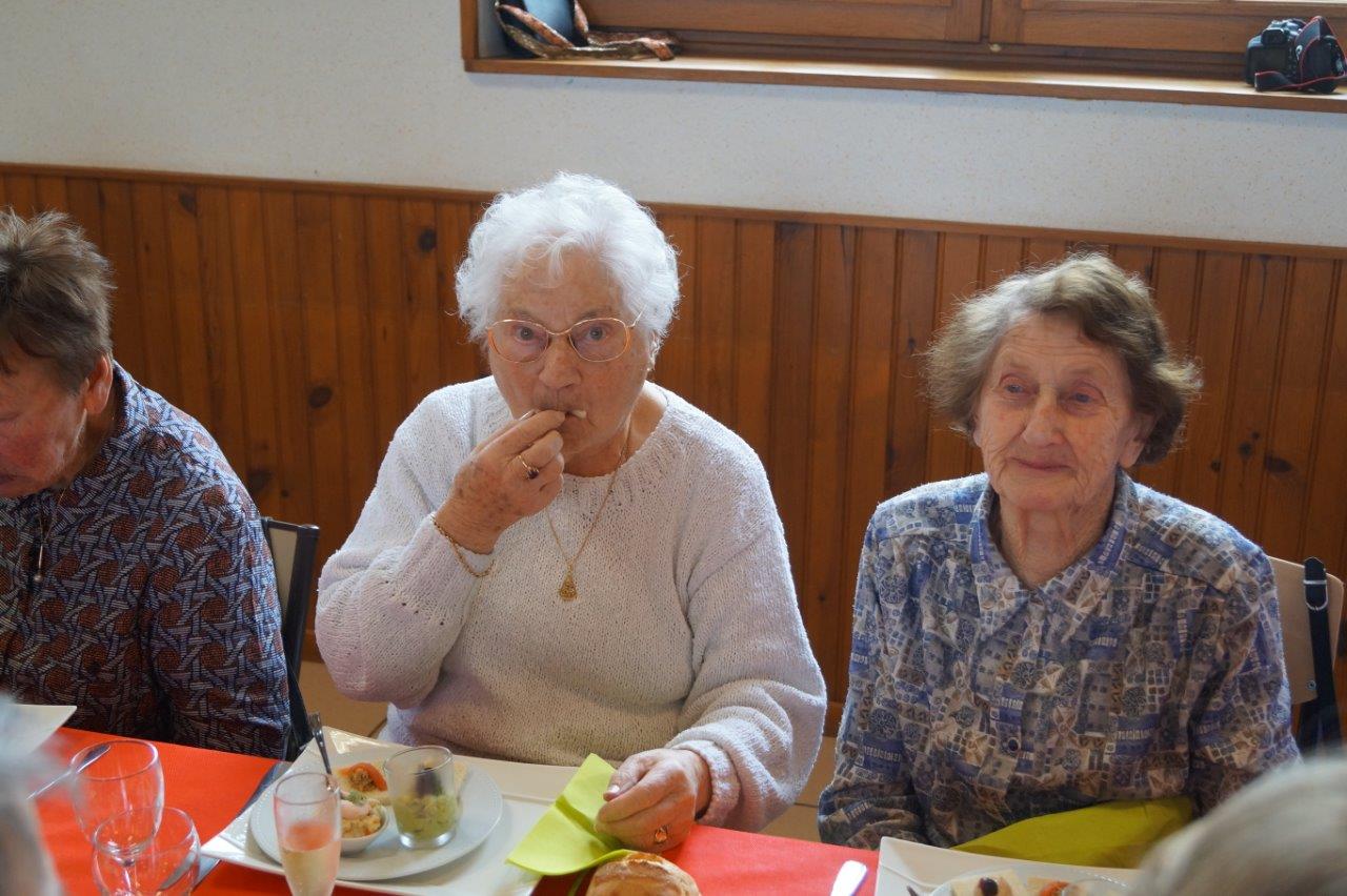 Au centre : Jeannine Levot, la doyenne de La Chapelle-Monthodon, a toujours un bon coup de fourchette.