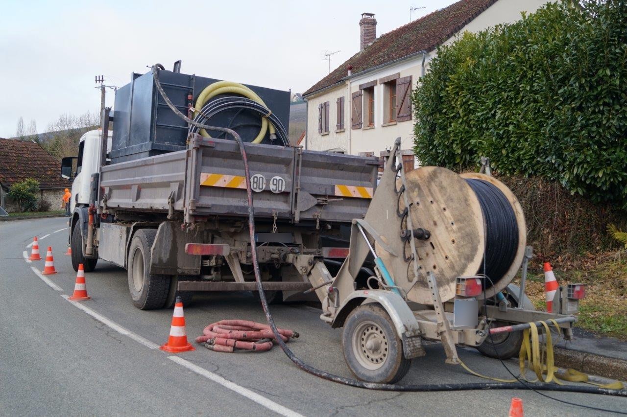 A Saint-Agnan, l'entreprise Benoît Chevrier utilise la pose de câble par portage à l'eau.
