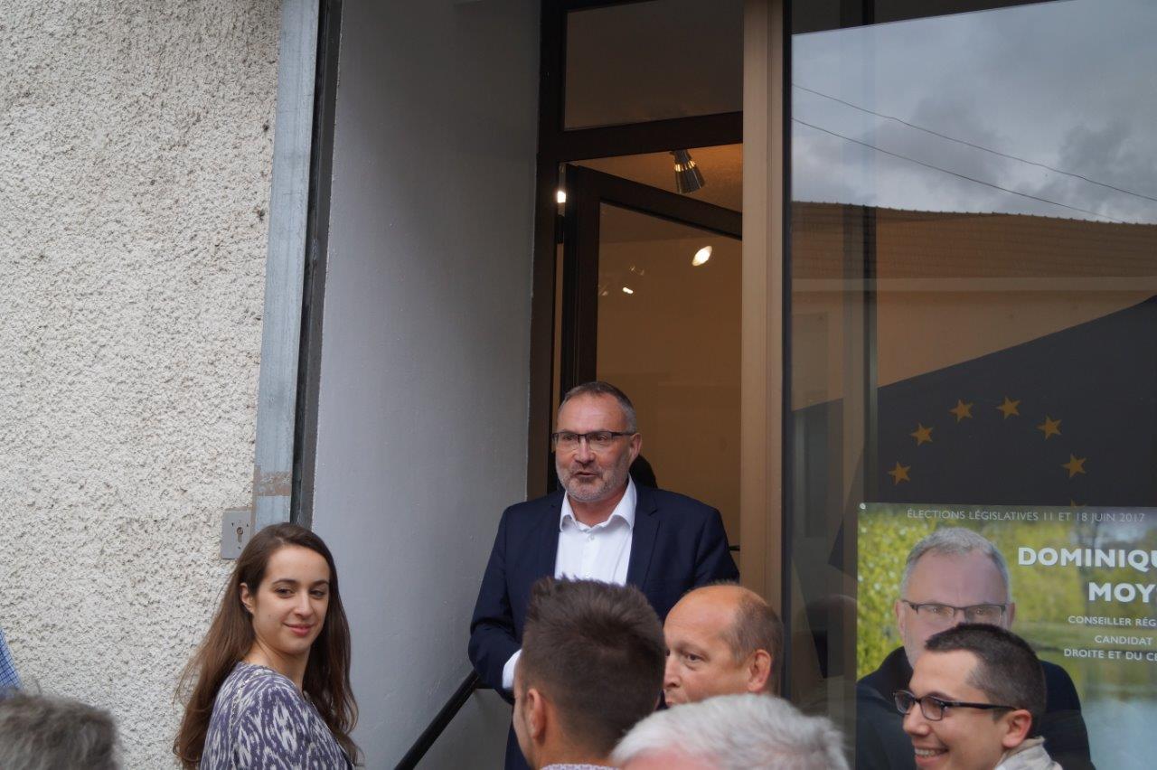 Dominique Moyse accueille les invités dans son QG de campagne.