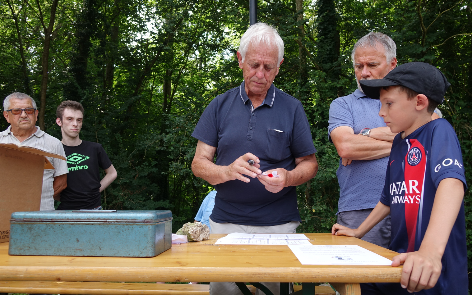 Claude Jacquin est à la table de marque.