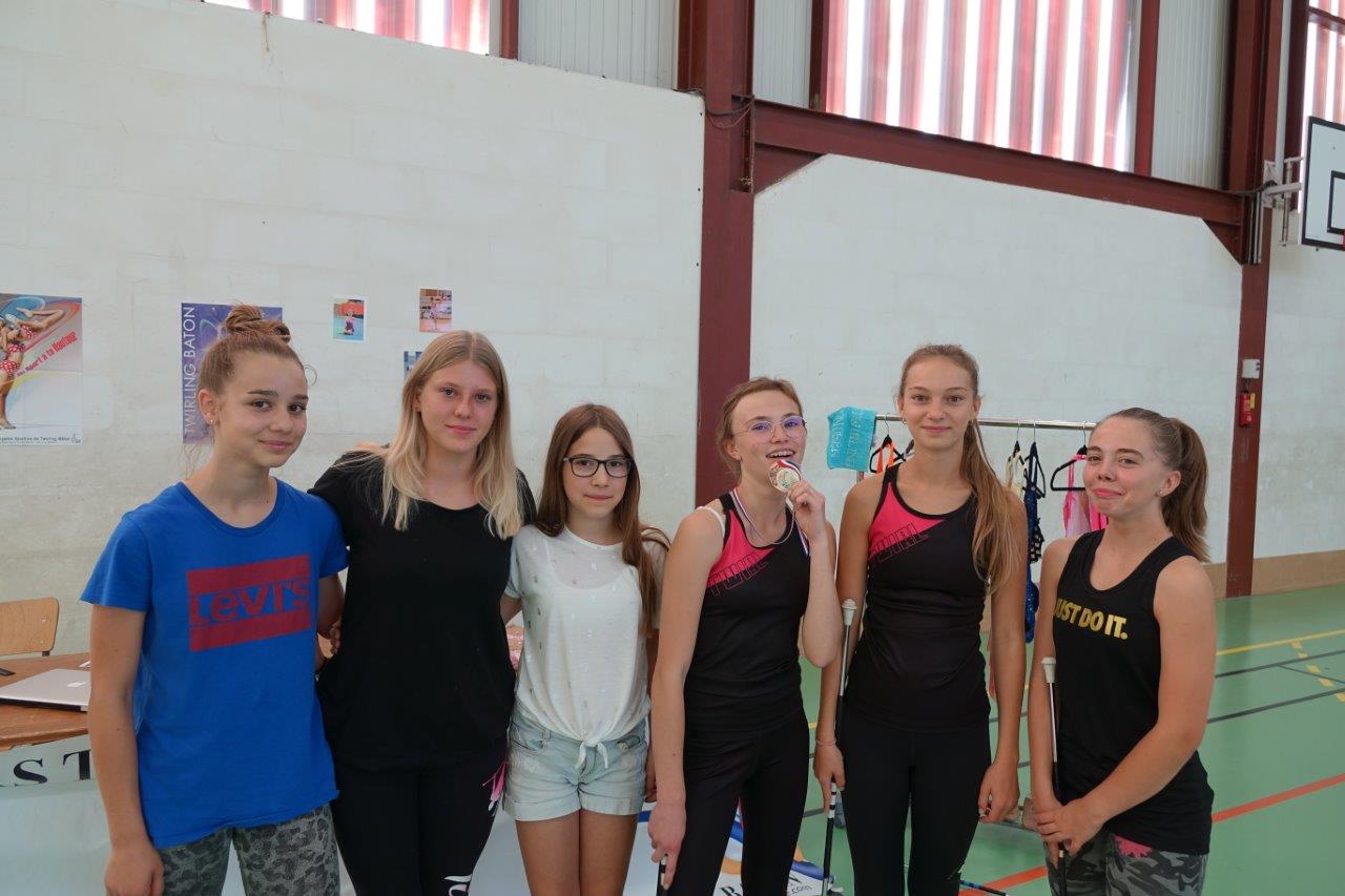 Mathilde Moreau croque sa médaille de bronze comme les sportifs de haut niveau.