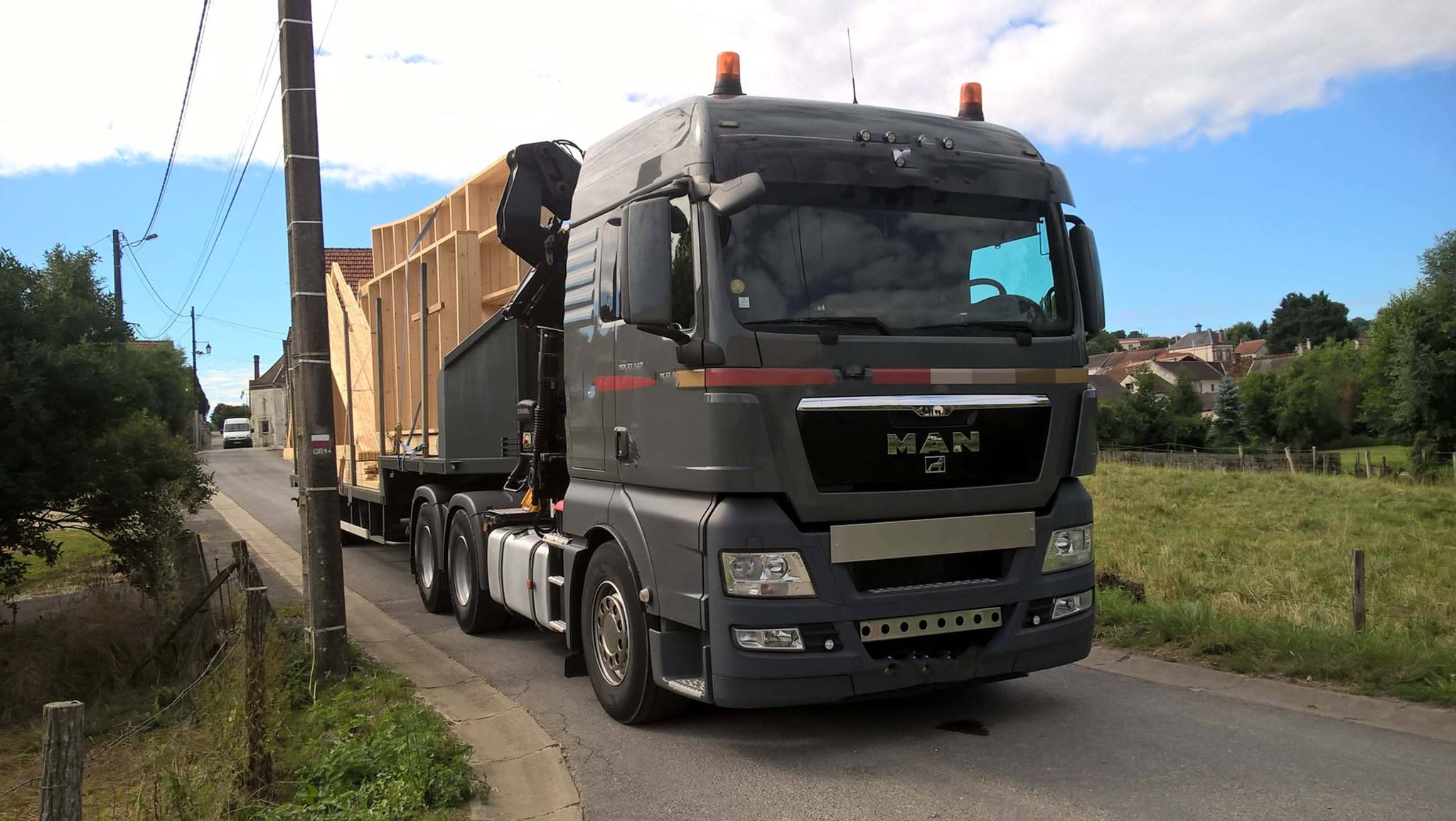 Guidé par deux riverains, le chauffeur routier a fait marche arrière sans encombre.