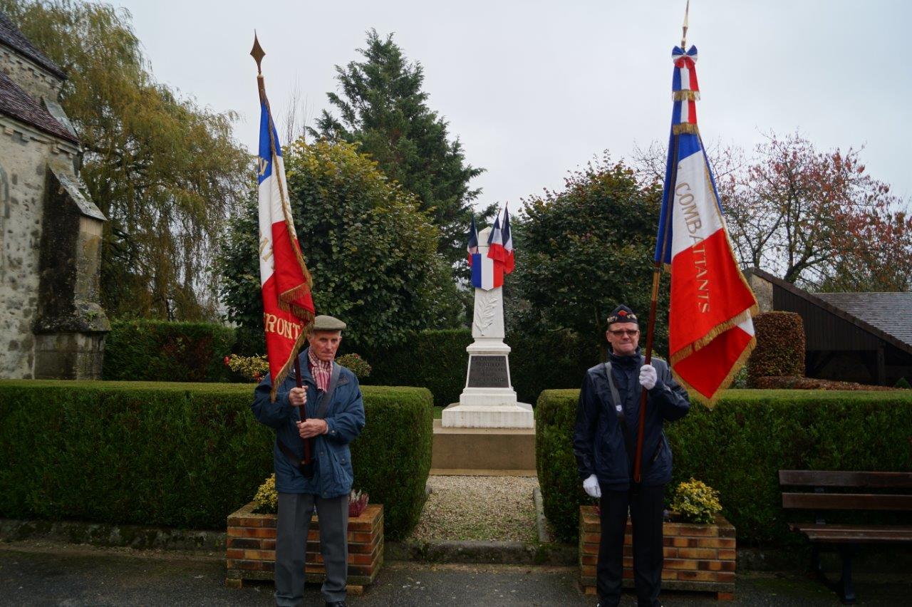 De gauche à droite : les porte-drapeaux Robert Breton et Marcel Dartinet.