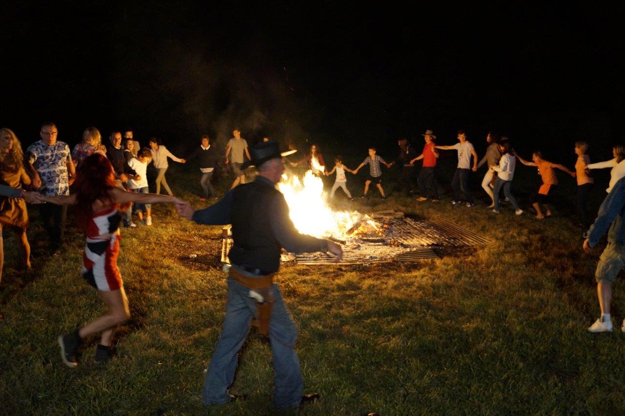 Le "colonel" emmène les fêtards jusqu'au bout de la nuit.